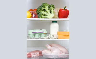 显示需要进行食品安全和质量微生物检测的食品和饮料（肉类、家禽、奶制品、蛋类、水果和蔬菜）的冰箱