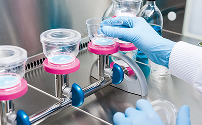Water Quality Testing in Laboratory 实验室技术员正使用 EZ-Fit® 过滤装置进行水质检测。