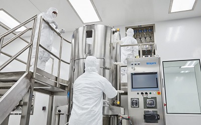 身着白色实验服的科学家在实验室进行实验。