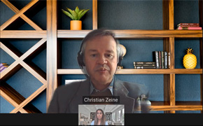 Christian Zeine博士 Christian Zane与另一位参与者的虚拟会议截图。小窗口显示另一位参与者正在发言。背景是秩序井然的架子,摆放着书籍、装饰品和盆栽。