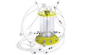 灌注模式下的 Mobius® iFlex 生物反应器 200 升。一个透明的圆柱体，底部和顶部为黄色，四周有透明的管子伸出。