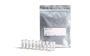 小瓶中的 Vitroids™ 和 LENTICULE® 盘装入带拉链的塑料袋中。