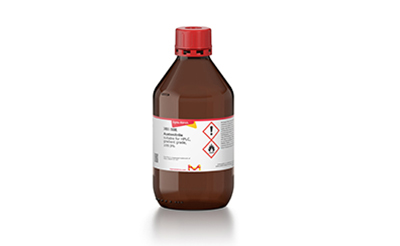 Acetonitrile 一幅详细的丙酮腈化学品瓶插图,瓶身标注清晰,包含危险符号和安全说明,置于白色背景之上。