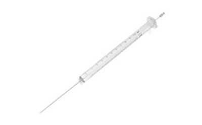 一张注射器的灰度照片。其特征如下 针头：注射器的顶端连接着一根细长的针头。针筒：针筒沿长度方向有测量标记。柱塞：注射器的末端有一个柱塞，用于吸入或排出液体。