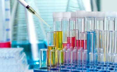 实验室生物医学聚合物 使用移液管灌注由彩色生物医学聚合物制成的小药瓶