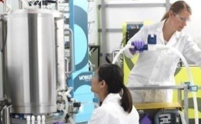 生物加工细胞培养基(CCM) 两名科学家在生物反应器的右侧工作
