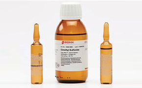 DMSO 一个标有 "二甲基亚砜 "的瓶子,两边是两个装有相同溶液的安瓿瓶。