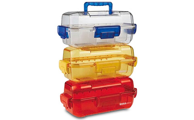 Duraporter specimen transport box 产品图片显示三个堆叠式半透明手提箱,分别为红色、黄色和透明/蓝色。