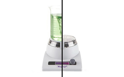 MagFuge™ High Speed Centrifuge Plus 3L Stirrer 照片显示产品从中间裂开,左边是有搅拌漩涡的烧杯,右边没有烧杯。