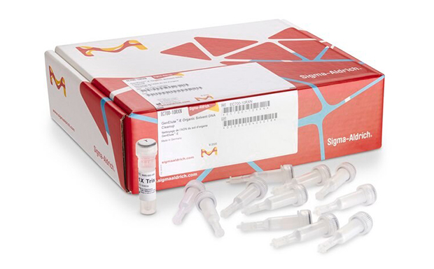 一个来自 Sigma-Aldrich 公司的盒子，包装上的公司标志清晰可见。盒子前面有六个独立的小瓶，瓶盖是白色的，瓶身是透明的，排列成两排。三个小瓶直立，三个小瓶水平放置在一个未开封的产品包装盒前，包装盒采用红白相间的颜色搭配，其他标签部分可见。