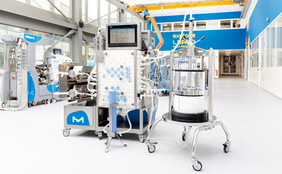 Mobius<sup>®</sup> Chrom 20 single-use chromatography system with Quikscale chromatography column packed with Eshmuno CPFT resin 一个配备生物加工设备的实验室。左侧是Mobius Chrom 20一次性色谱系统,右侧是Quikscale多用色谱柱(工艺规模),内填充了白色eshmuno cpft色谱树脂。