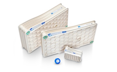 Natrix<sup>®</sup> CH Membrane Chromatography Devices 两台 Natrix CH 膜色谱设备:右侧为 Natrix CH 微型装置,左侧为 Natrix CH 台式装置