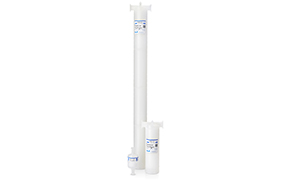 Membrane Chromatography for Bioprocessing 纯白背景下的两个白色垂直线形灯泡。这些荧光灯具有细长的灯管,底部有一个底座,便于安装。