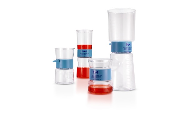 Stericup® Quick Release filters for sterile filtration category page 五件装有不同量液体的实验室容量工具。从左到右依次是一个红色液体已达测量线的小烧杯、一个装有一半红色液体的量筒、另一个底部装有少量液体的量筒、一个倒置烧杯顶部的空容量瓶,最后是一个装有一半透明液体的大烧杯。这些工具都标有测量线,并以白色为背景。