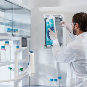 Easy cartridge changes on Milli-Q<sup>®</sup> IQ 7000 system A lab worker changes the purification cartridge on the Milli-Q® IQ water purification system