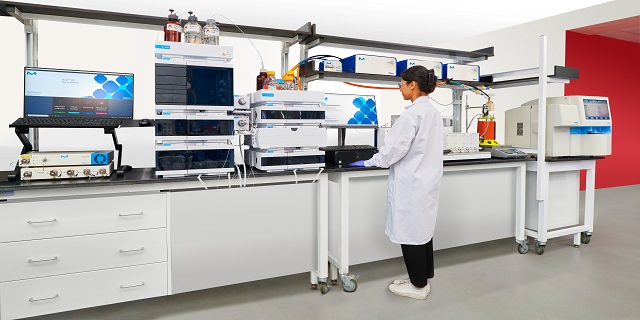 <p>自动化无菌采样的应用</p> Scientist in a lab in front of a computer using bio4c processpad.