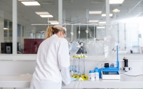 细胞保留 实验室操作员正在使用细胞保留装置。