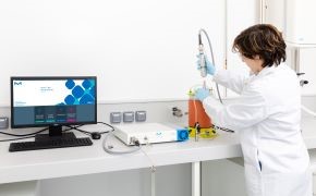 Installation of an in-line Raman probe into a 3 L bioreactor. This probe is connected through a cable to the ProCellics™ Raman Analyzer, itself connected to a computer on which runs the Bio4C® PAT Raman Software which analyzes the data collected by the probe.