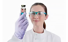 一位戴着护目镜的女科学家手持无菌药品。