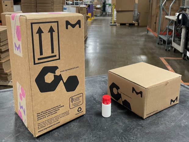 boxes big and small 图中有两个纸箱。左边的纸箱明显比右边的小。中间的瓶子表明,右侧纸箱包装尺寸明显比左侧纸箱更合适。