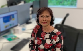 Grace Yee Grace Yee 戴着耳机坐在办公桌前。背景是她的台式电脑。