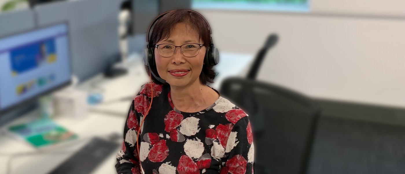 Grace Yee Grace Yee 戴着耳机坐在办公桌前。背景是她的台式电脑。