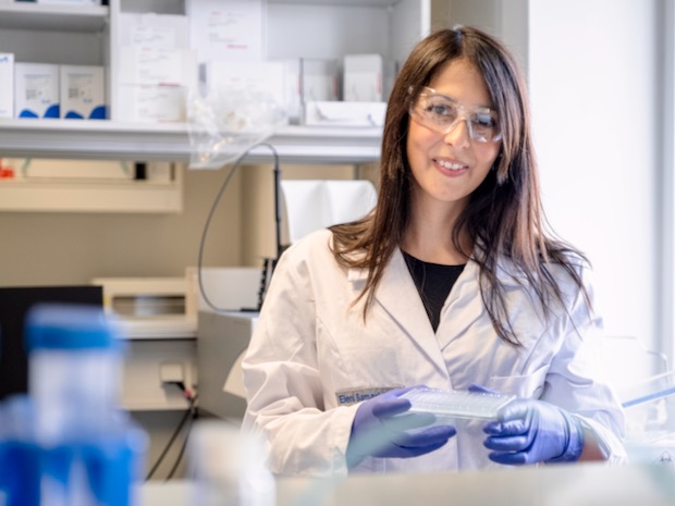 Samaridou lab Eleni Samaridou正穿着实验服、戴着手套和眼镜站在实验室里。