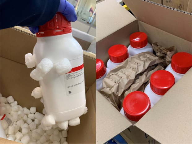 packing peanuts vs crumpled paper 两张包装瓶图片。左图是一个侧面粘着保护性泡沫的瓶子。右图是用再生纸固定的瓶子。