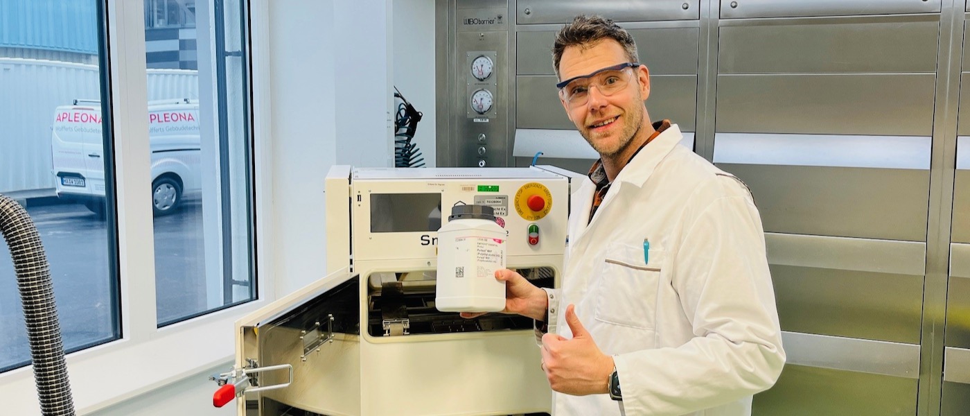 Thomas Kipping in lab Thomas Kipping戴着护目镜、身穿实验室外套,站在激光3D打印机旁。