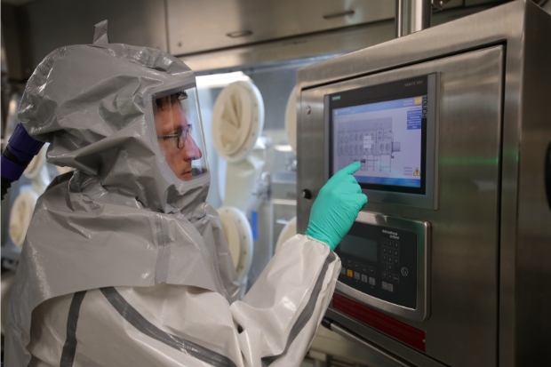 Handling and dissolution of HPAPI in glove box by operator