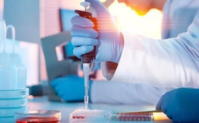 在实验室环境中进行测试的实验室科学家