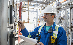 使用卫生监测设备的工人