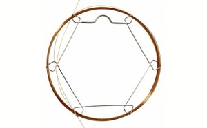 溶剂 白色背景下带金属末端接头的透明盘旋气相色谱柱,色谱柱是气相色谱中分离混合物的必备工具。带固定相的气相色谱毛细管柱