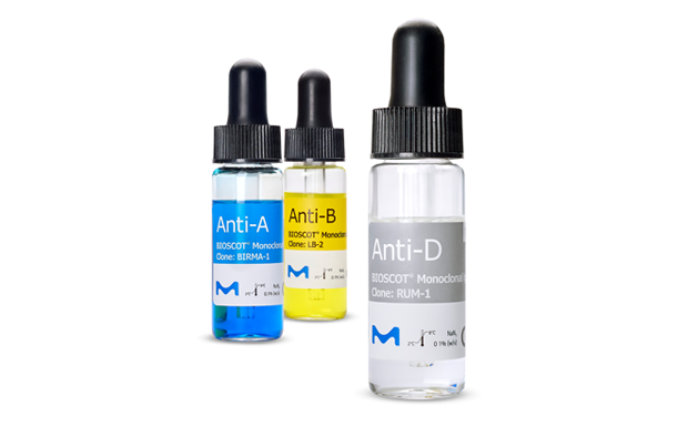 Blood Typing Finished Reagents-Vials 三瓶分别标有 Anti-A、Anti-B 和 Anti-D 的单克隆抗体,每瓶都有不同颜色的溶液(蓝色、黄色和透明),顶部有黑色滴管。标签上有产品名称和克隆信息。