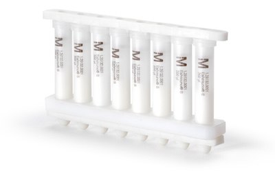 8个预填料色谱柱排列在一个微孔板上