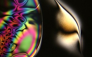 液晶是可流动的液体，其组成分子的方向和位置顺序在典型晶体材料中可以找到