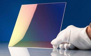 用戴手套的手将二维瑀玻璃直立起来以显示涂层的图像。