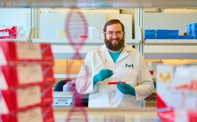 CRISPR/Cas9 是一种靶向基因组编辑工具，最早是在细菌中发现的，包含两个组成部分--引导 RNA（gRNA）和 Cas9 核酸酶。