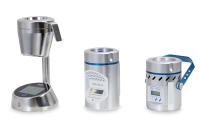 MAS-100<sup>®</sup> portable microbial air samplers 白色表面上显示的三台 MAS-100® 便携式微生物空气采样器。左边是 MAS-100® Sirius,中间是 MAS-100 VF®,右边是 MAS-100 Eco®。