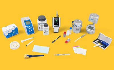 适用于食品和饮料行业的全套卫生监测产品，包括 HY-LiTE 和 MVP Icon ATP 仪器、MAS-100 和 MAS-ECO 空气监测系统、Flash 过敏原拭子、eMcollect 无菌采样设备、点滴和载玻片、MC-Media 垫以及病原体检测试剂盒，所有产品均以白色为背景。