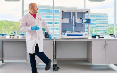 科学家离开工作台，回头看 AAW™ 工作站