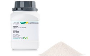 海沙 一个白色塑料容器上有一个黑色旋盖,上面标有产品信息,旁边是一小堆白底白色粉末。