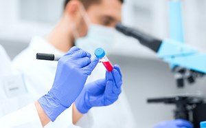 实验室工作人员正在填写试管上的标签。