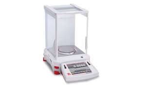 精密天平的产品照片。