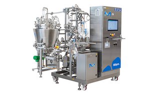 一个复杂的工业机器，主要灰色间杂蓝色装饰，有一个大的不锈钢混合桶，一个带按钮和屏幕的控制面板，还有管和阀等其他机械零件。