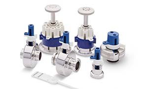 白色背景上的工业阀门系列，其中七个阀门带有金属主体和蓝色元素。阀门的尺寸和设计各不相同，其中两个较大的阀门配有圆形手轮。该系列阀门适用于工业系统中流量或压力控制的各种应用。