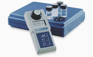 浊度计，配有小瓶液体和便携箱。