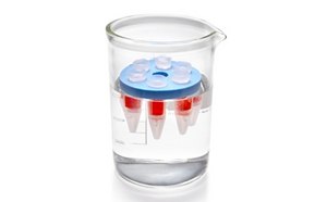 装有水的烧杯和蓝色平台，平台内浸没着几根带有红色尖端的管子。