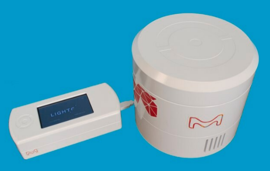 蓝色背景下的LightOx PhotoReact 36光反应器具有白色圆柱体结构，带有红色图案，连接带数字显示的白色控制器。