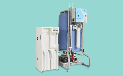 Milli-Q<sup>®</sup> HX 7000 high-flow water 白色的 Milli-Q HX 7000 净水系统,包括滤芯系统和数字显示屏,右侧是一个蓝色的大水箱,背景为浅绿色